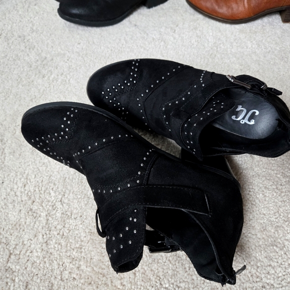 Studded Ankle Bootie. Black. Size 8.5 - Picture 6 of 7